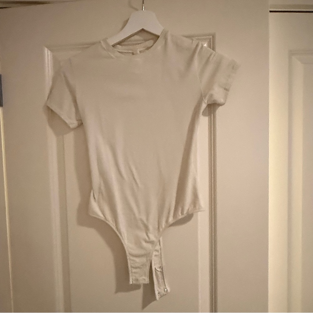 SKIMS Cream Short Sleeve Top Size Small